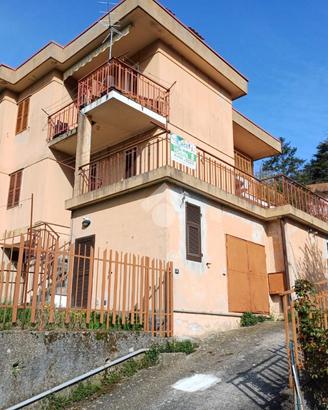 4 LOCALI A SAVIGNONE