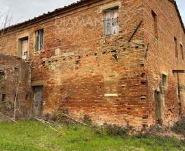 Casale in mattoni a vista con terreno ed annessi