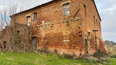 Casale in mattoni a vista con terreno ed annessi