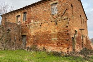 Casale in mattoni a vista con terreno ed annessi
