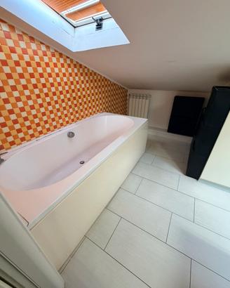 Vasca da bagno e sanitari sospesi con lavabo