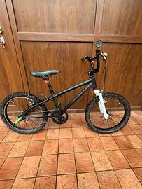 Bmx nera con forcella bianca