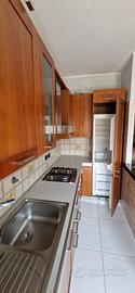 cucina con elettrodomestici