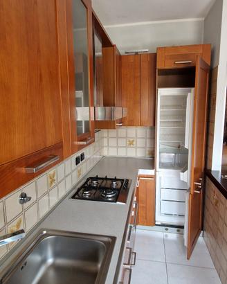 cucina con elettrodomestici