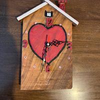 Orologio di legno artigianale da parete con cuore