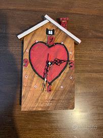 Orologio di legno artigianale da parete con cuore