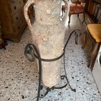 Anfora antica con piedistallo in ferro battuto
