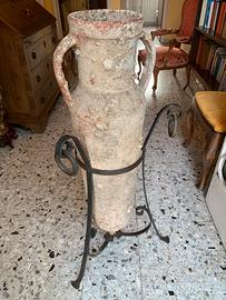 Anfora antica con piedistallo in ferro battuto
