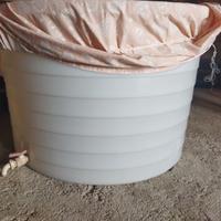 Contenitore in plastica da 1000 litri.