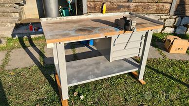 banco da lavoro robusto completo di morsa pesante