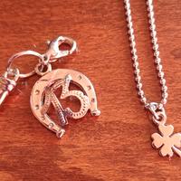 Collana con quadrifoglio e ciondolo portafortuna