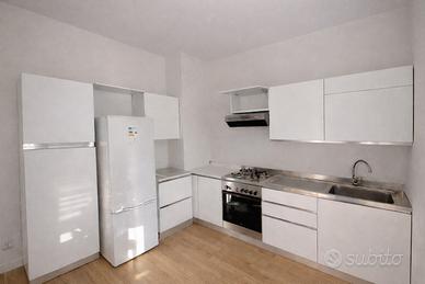 Cucina senza elettrodomestici già smontata