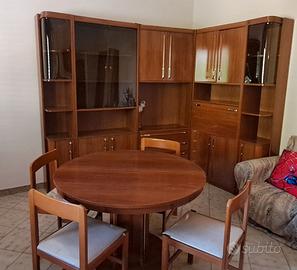 Soggiorno con tavolo e sedie