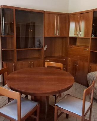Soggiorno con tavolo e sedie