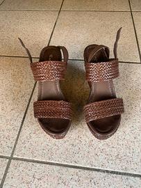 Sandali con zeppa, marroni, motivo intrecciato