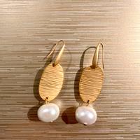 Orecchini satinati dorati con perla