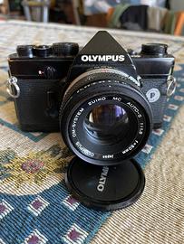 Olympus OM1 nera + 50 1,8