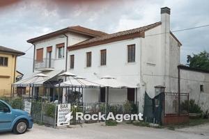 Casa indipendente di 315 m² con più di 5 locali a 