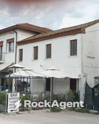 Casa indipendente di 315 m² con più di 5 locali a 