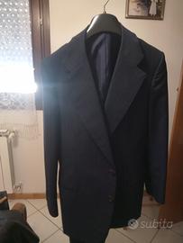 vestito da uomo elegante 