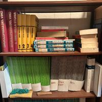 Libri e riviste di diverso tipo raccolte per anni