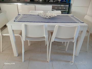 Tavolo e sedie