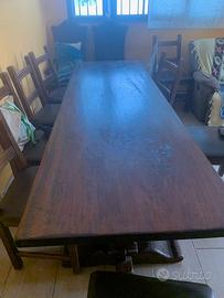 Tavolo in legno con sedie