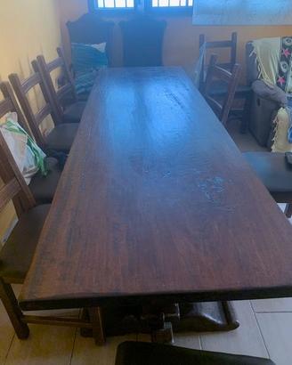 Tavolo in legno con sedie