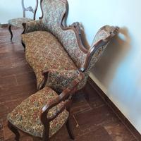 divanetto d'epoca e sedie