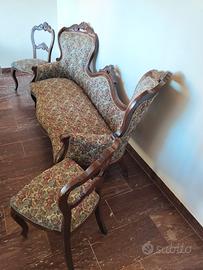 divanetto d'epoca e sedie