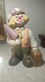 Pagliaccio con valigia e ombrello marca Thun 