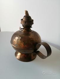 Antica lampada ad olio da collezione