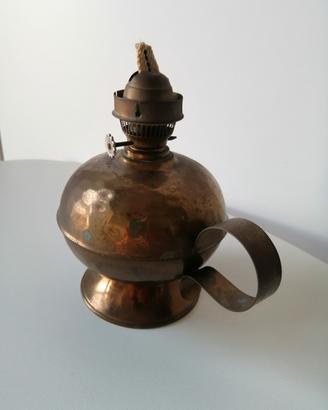 Antica lampada ad olio da collezione