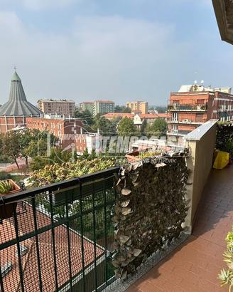 AMPIO 3 LOCALI A DUE PASSI DALLA M3 ULTIMO PIANO!