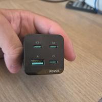 Caricabatterie con 4 porte. 3 USB C - 1 USB A 3.0.