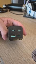 Caricabatterie con 4 porte. 3 USB C - 1 USB A 3.0.