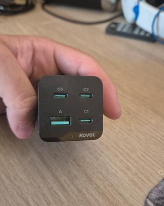 Caricabatterie con 4 porte. 3 USB C - 1 USB A 3.0.