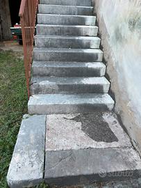 Scalini in pietra fatti a mano