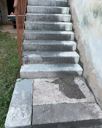 Scalini in pietra fatti a mano