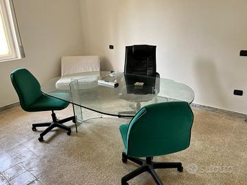 Tavolo in vetro e poltrone in alcantara