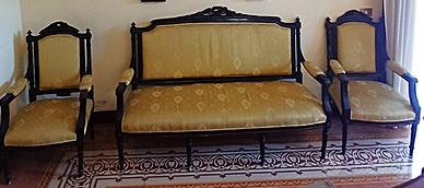 Divano e poltrone antiche