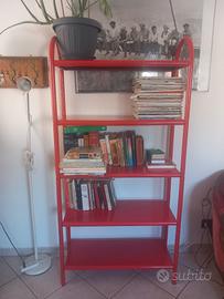 Libreria rossa in ferro 