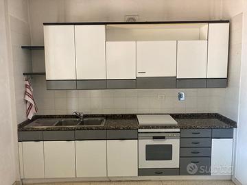 Cucina componibile anni 2000 in buono stato