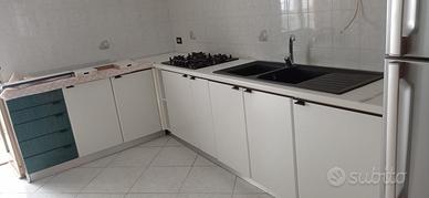 cucina, camera da letto, divani e tavolino