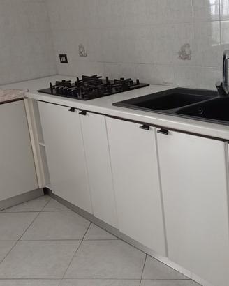 cucina, camera da letto, divani e tavolino