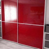 Armadio ante scorrevoli in vetro rosso