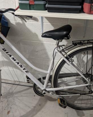 Bicicletta da donna bianca marca Diamante