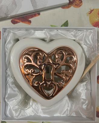 Bomboniera cuore con luce e profumatore.