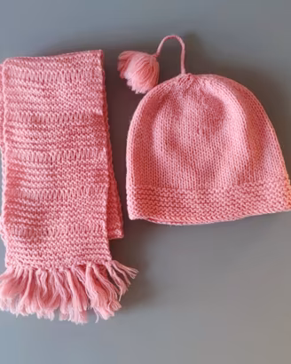 Sciarpa e berretto fatto a mano rosa