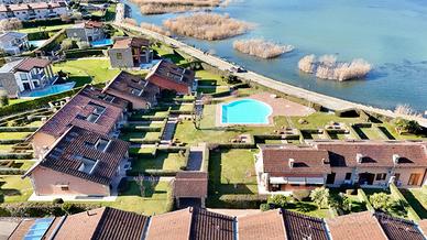 VILLA A SCHIERA A PARATICO